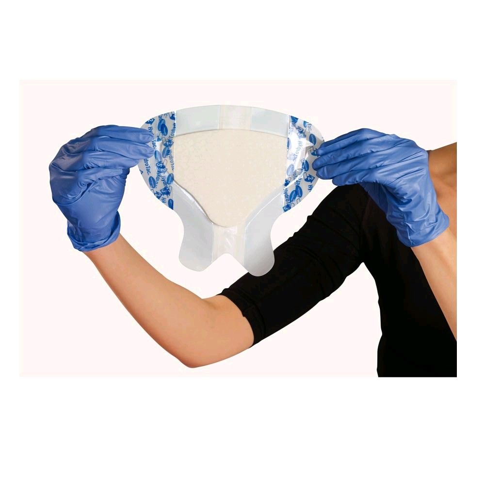 Hartmann HydroTac sakraler Schaumverband wird mit Handschuhen aufgeklebt