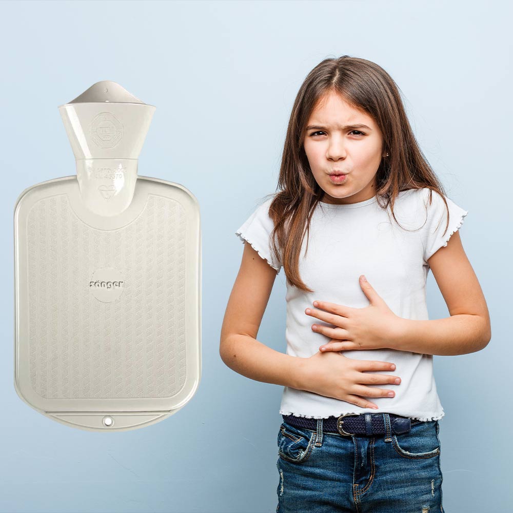 Sänger Kinder-Wärmflasche, weiß, neben Mädchen mit Hand auf dem Bauch