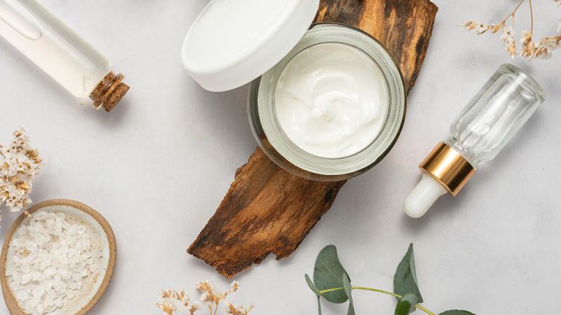 Eine offene Creme mit natürlichen Inhaltsstoffen.