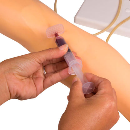 Trainingsarm 7020 mit IV-Punkt; Hände halten Kanüle und transparente Kappe