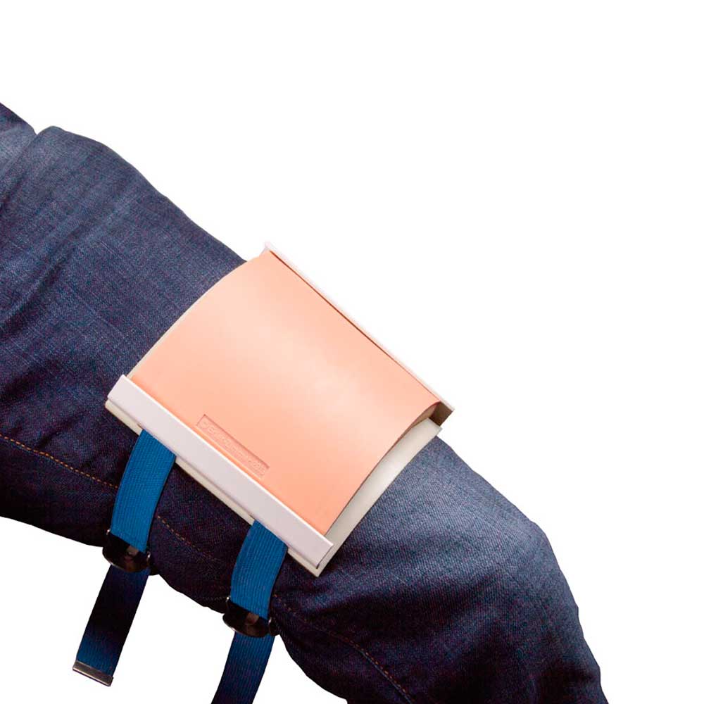 Hautnah-Pad-Halter mit orangefarbenem Pad und blauen Gurten, am Jeansarm befestigt