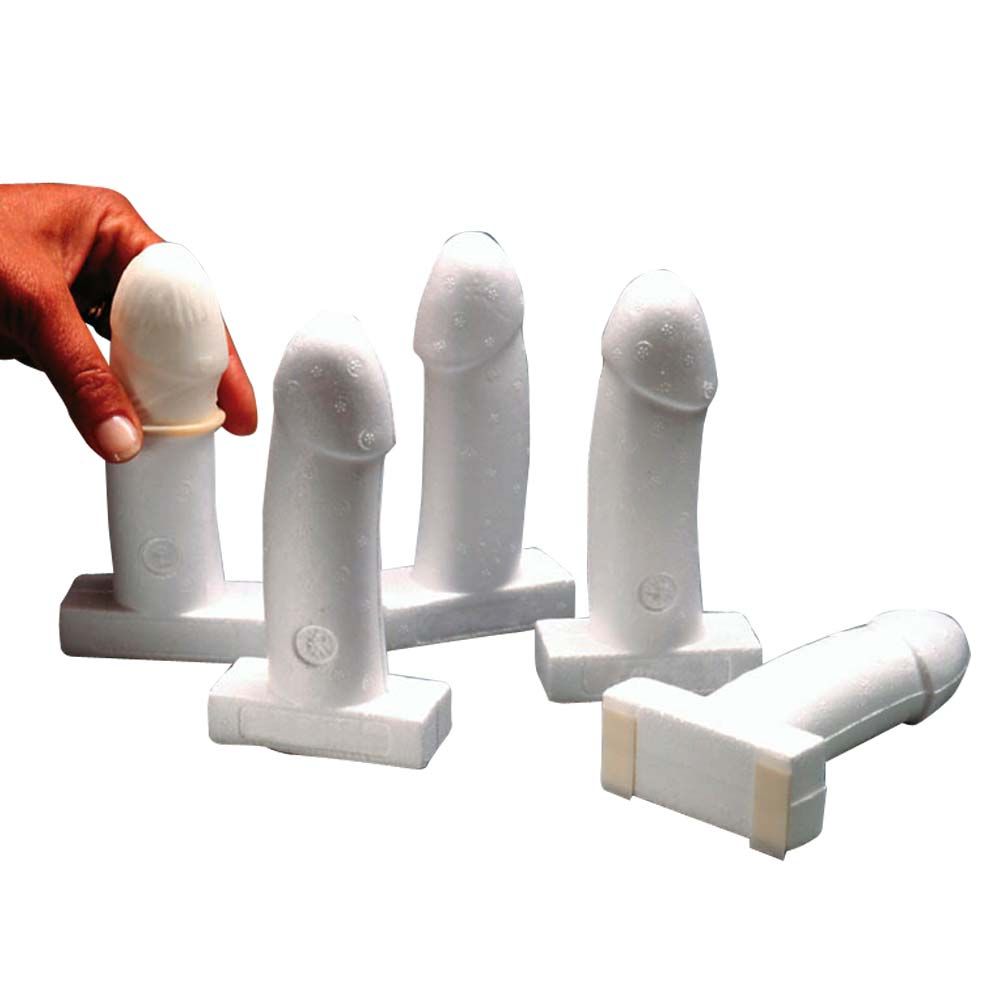 Styropor-Penis-Kondomübungsmodelle: mehrere weiße Schaumstoff-Modelle auf Ständern, Hand greift ein Exemplar