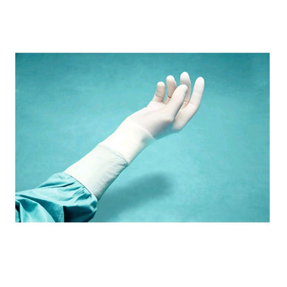 Puderfreie Latex-OP-Handschuhe mit langer Manschette, weiß getragen