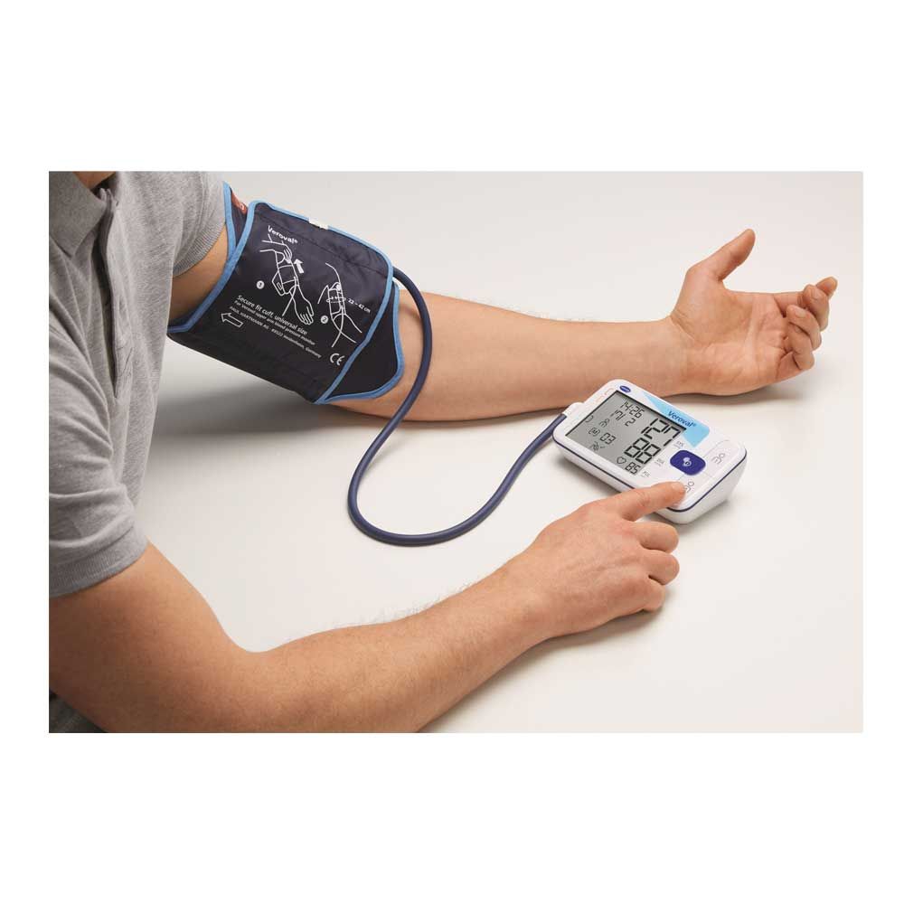 Oberarm-Blutdruckmessgerät mit Manschette am Arm, digitales Display