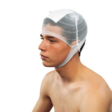 Kopfbandage aus weißem Netzgewebe, über Stirn und Hinterkopf, am Hals offen