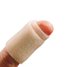 Fingerkuppenverband aus beigem, porösem Material, um die Fingerkuppe gelegt