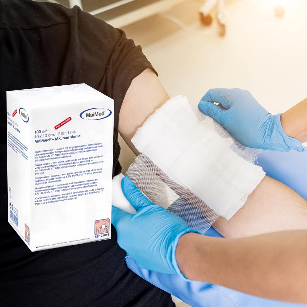Weiße Mullkompresse mit blauem Faden, am Patienten angelegt (Packung daneben)