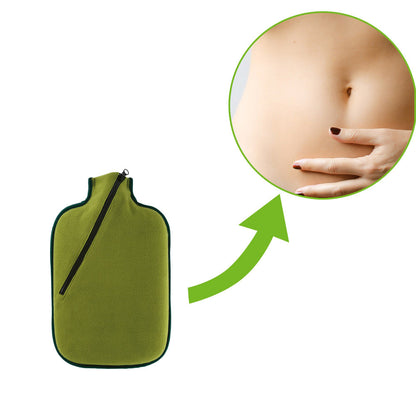 Wärmflasche Softshell Olivgrün mit Reißverschluss, Detail mit Hand am Bauch