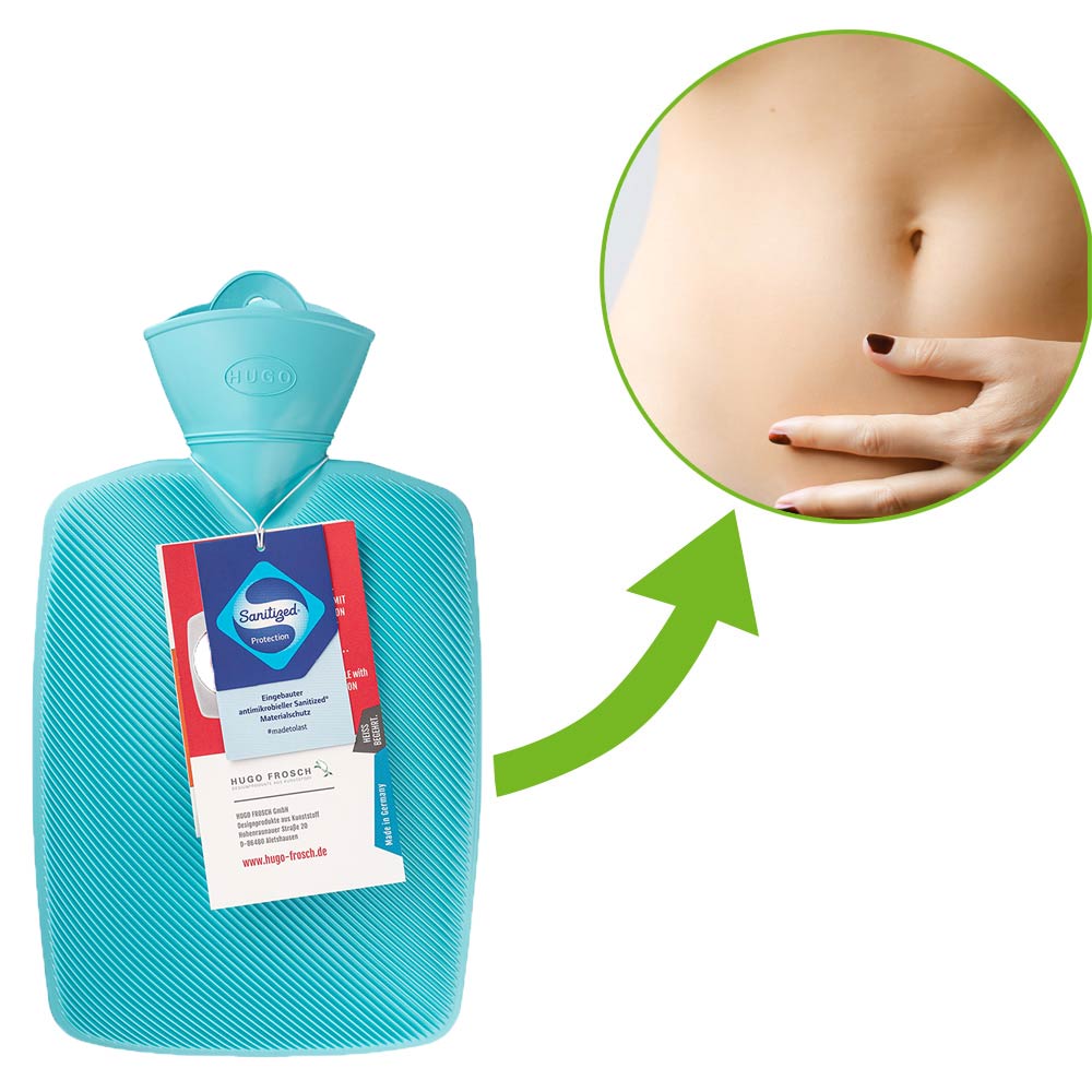 Türkisfarbene Wärmflasche mit Ausschnitt: Hand am Bauch, Einfüllstutzen sichtbar