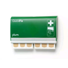Plum QuickFix Pflasterspender, grün mit Auslage beiger Pflasterstrips
