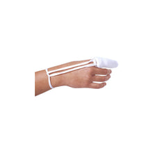 Finger-Fertigverband (Trikotschlauchverband) über einem Finger an einer Hand, hell