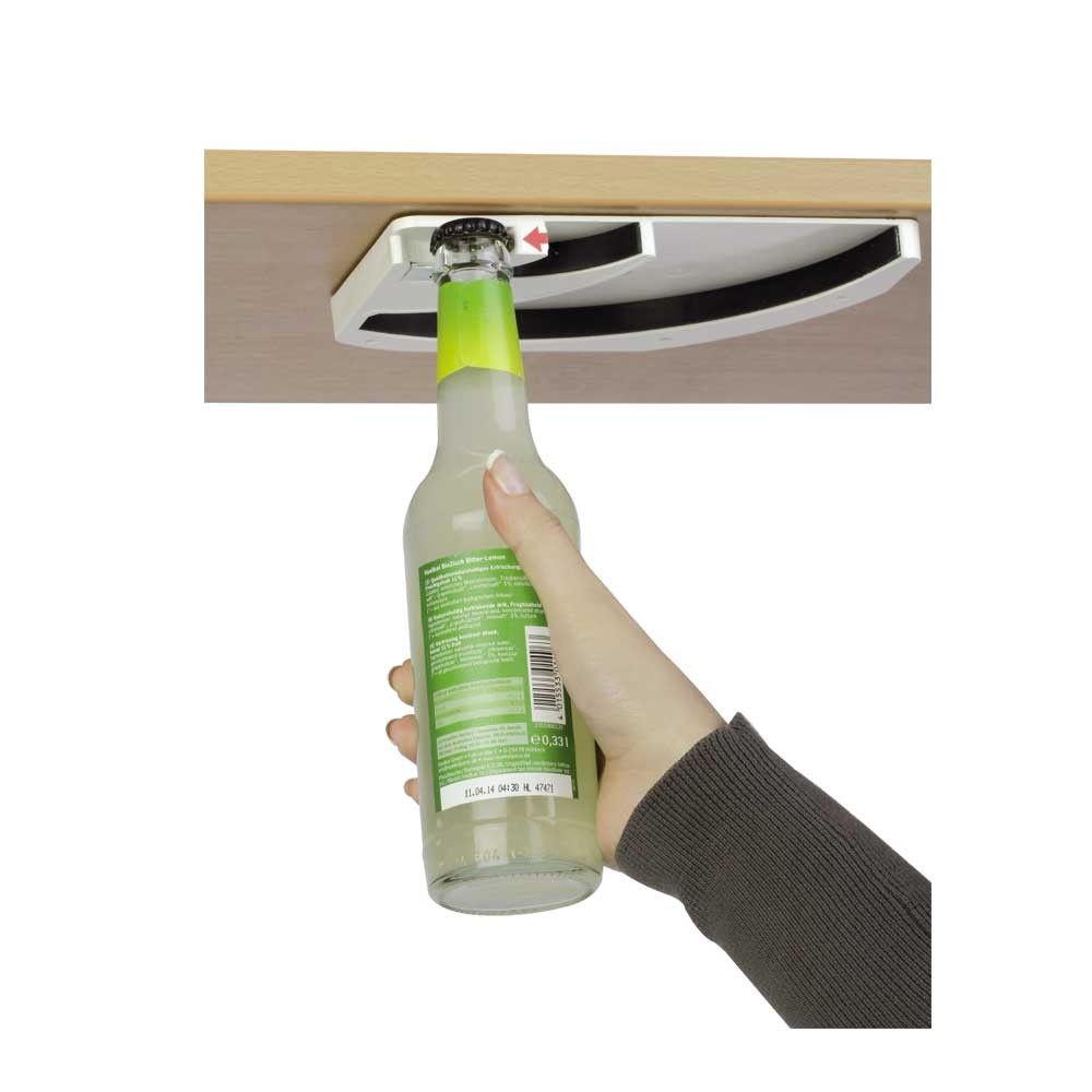 Montierter Verschlussöffner mit gebogener Klinge, öffnet eine Flasche