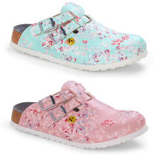 Schmaler Clog hellblau mit Blumenmuster, zwei Metall-Schnallen, weißes Profil, Korkkante