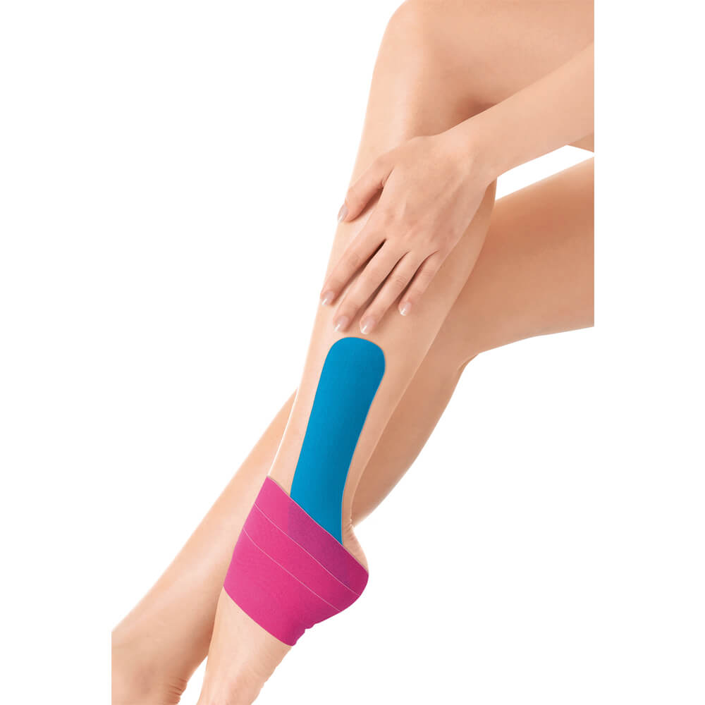 Physiotape am Sprunggelenk, blaues Band mit pinkem Klebestreifen