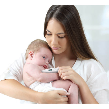 Digitales Fieberthermometer mit flexibler Spitze am Kind, wird abgelesen