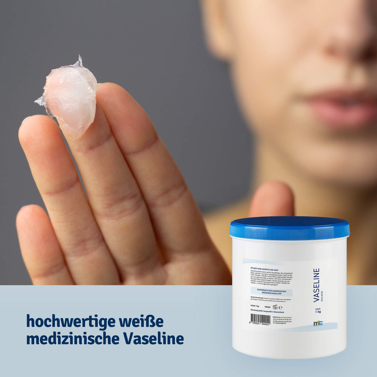 Weiße Vaseline auf Finger, daneben 1-kg Dose mit blauem Deckel