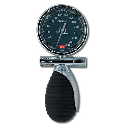 Klassisches Blutdruckmessgerät mit Manometer und Armmanschette