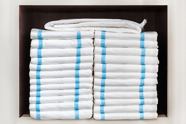 Une pile de protections d'incontinence