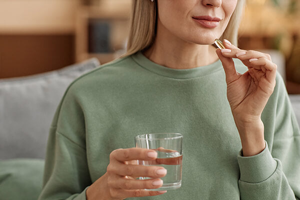 Une femme peut acheter des aliments et les prendre avec de l’eau