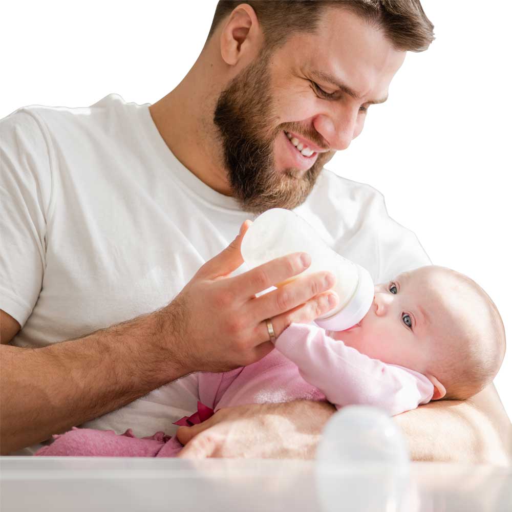 Le père donne du lait maternel au bébé
