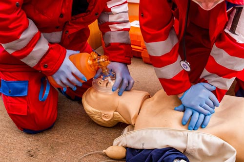 Les secouristes s'entraînent avec un masque de ventilation et un ballon de ventilation sur un mannequin d'exercice