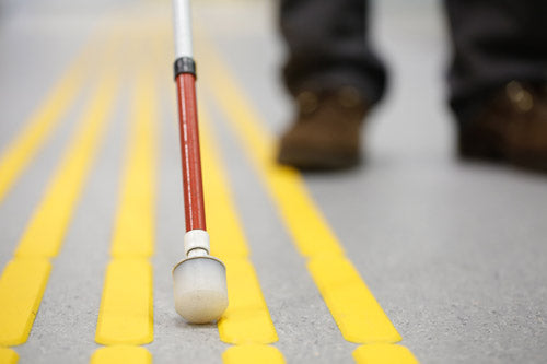 La canne blanche est utilisée dans la rue