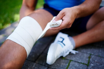 Gros plan sur un sportif portant une bande élastique