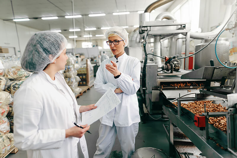 Deux personnes dans l’industrie alimentaire - elles ont besoin de pansements détectables