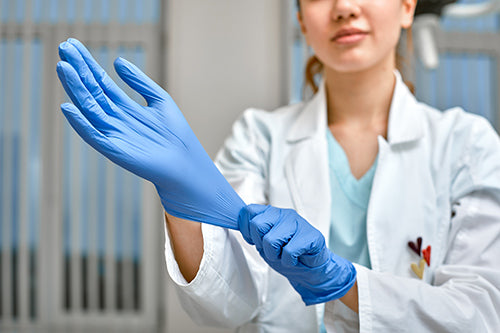 Médecin portant des gants médicaux