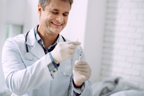 Médecin avec une seringue