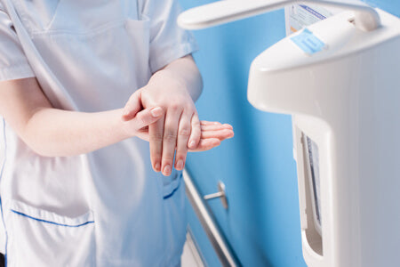 Infirmière se désinfectant les mains