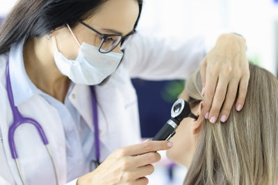 Utilisation de l’otoscope par un médecin ORL. Achetez maintenant un otoscope.