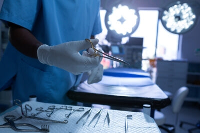 Un médecin prend son équipement médical - il a été nettoyé dans un bac à instruments schülke