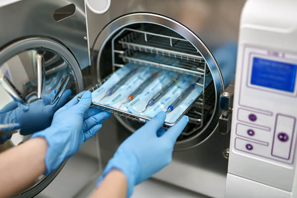Dans le stérilisateur, les instruments médicaux peuvent être retraités de manière fiable
