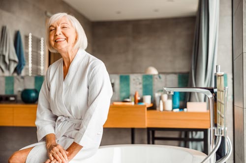 Une personne âgée souhaite prendre un bain avec un tapis de baignoire