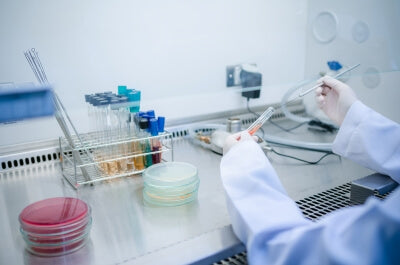 Un médecin utilise des tests de laboratoire pour rechercher des bactéries ou des virus en laboratoire
