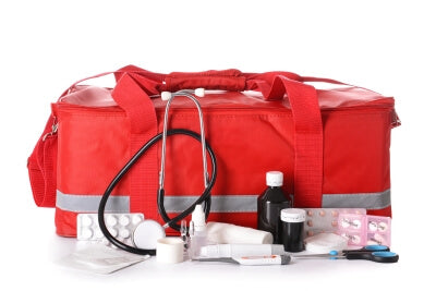 Sac de médecin rouge en plastique sur fond blanc